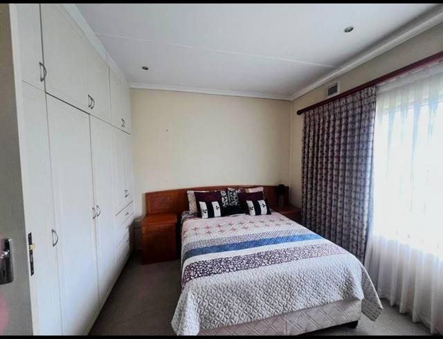 5 BEDROOM HOUSE FOR SALE IN OSLO BEACH